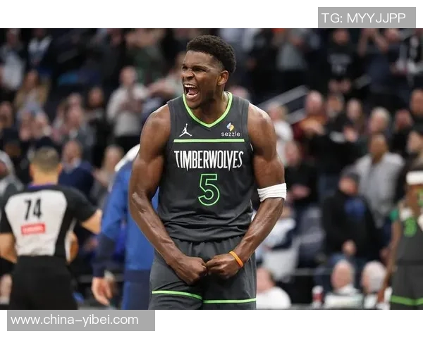 爱德华兹因进攻犯规被罚下场麦戈文斯遭遇犯规困扰影响比赛走势